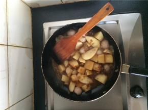 咖喱块入锅一起炒制
