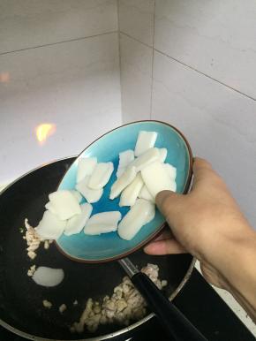 加入年糕，翻炒2分钟左右