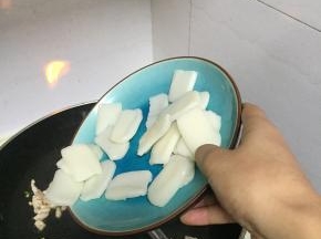 加入年糕，翻炒2分钟左右