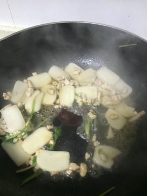 依次加入少量水、适量鲜酱油、盐、搅拌均匀，使得年糕软糯