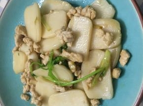炒匀，可以加一点香菜配色，大火收汁即可出锅