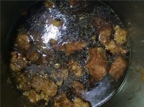 大火煮开，收汤后关火。(选用的是咸咖喱块，所以没加盐)