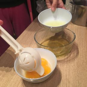 把五个鸡蛋的蛋黄、蛋清分离，分别装在无水无油的容器里