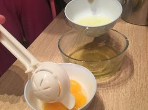 把五个鸡蛋的蛋黄、蛋清分离，分别装在无水无油的容器里