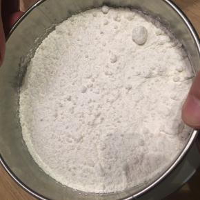 称取其他相应的原料，面粉过筛