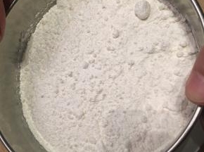 称取其他相应的原料，面粉过筛