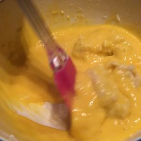 在过筛后的面粉中，依次加入色拉油、牛奶、蛋黄（每样倒入搅拌均匀后再加入下一样）