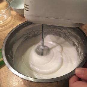蛋白霜用电动打蛋器达成硬性发泡（就是提起打蛋头可以看见上面的蛋白霜呈稍弯钩状）