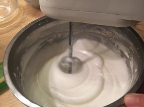 蛋白霜用电动打蛋器达成硬性发泡（就是提起打蛋头可以看见上面的蛋白霜呈稍弯钩状）
