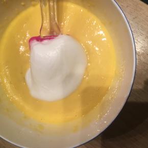 取三分之一蛋白霜倒入蛋黄糊，搅拌均匀