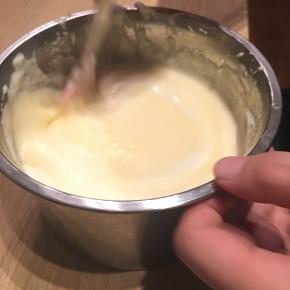 将蛋糕糊再全部倒入三分之二的蛋白霜，搅拌均匀（不要划圈搅拌，要用炒菜一样的切拌手法）