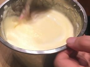 将蛋糕糊再全部倒入三分之二的蛋白霜，搅拌均匀（不要划圈搅拌，要用炒菜一样的切拌手法）