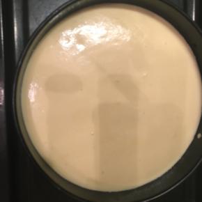 烤箱预热170°，蛋糕糊倒入模具，并在桌子上轻轻震两下，把气泡震破