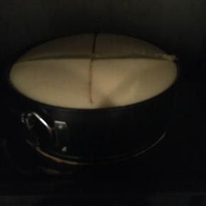 把蛋糕放入烤箱下层，上下管150°，烤40分钟，但在烤了15分钟的样子时，用小刀在蛋糕的表面划出一个十字后，再继续烤