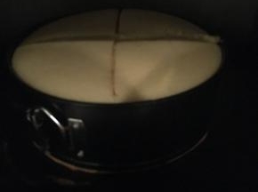 把蛋糕放入烤箱下层，上下管150°，烤40分钟，但在烤了15分钟的样子时，用小刀在蛋糕的表面划出一个十字后，再继续烤