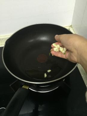 将大蒜头洗干净切碎，在锅里加入少量的橄榄油，烧热，将蒜头放入爆炒，爆香