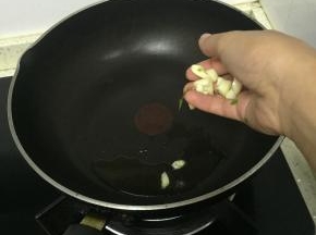 将大蒜头洗干净切碎，在锅里加入少量的橄榄油，烧热，将蒜头放入爆炒，爆香