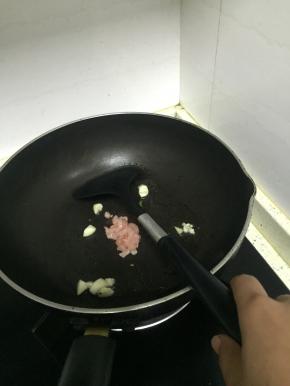 加入肉末翻炒变色