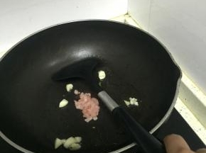 加入肉末翻炒变色