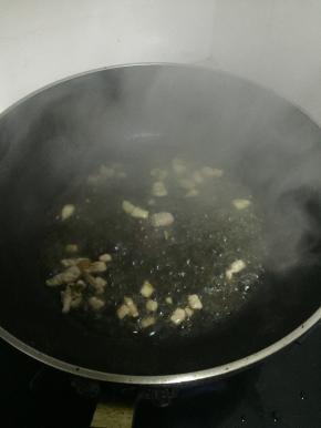 依次倒入少量鲜酱油、一点水和少许盐