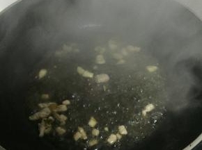 依次倒入少量鲜酱油、一点水和少许盐