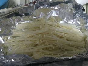 将金针菇洗干净，撕好放在铺好锡纸的烤盘里，在上面依照口味撒上少许辣椒粉，也可添加青椒