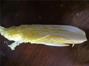 娃娃菜洗净，一颗对半切4条，煮熟