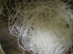 粉丝煮熟（最好剪一下，不然太长）