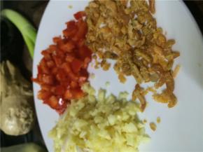 红椒、蒜末洗净，切小块于海米一起入锅加油炒制