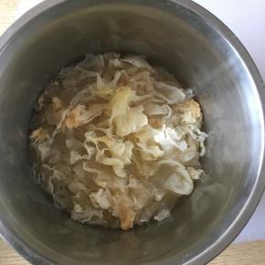 银耳提前泡软，掰成小片