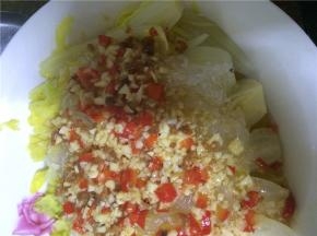 将煮熟的娃娃菜与粉丝入锅翻炒几下，关火，出锅。（因为海米含有很多盐分，就没加盐）