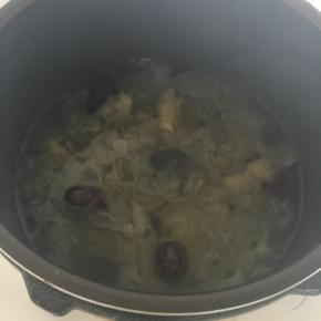 银耳和红枣放入高压锅或电压力锅中煮熟