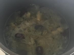银耳和红枣放入高压锅或电压力锅中煮熟