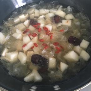 锅中加入适量水，倒入雪梨和煮熟的银耳、红枣、枸杞，开煮