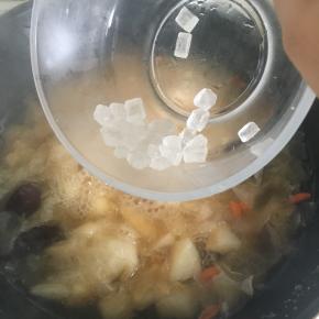 煮至雪梨软糯后，加入冰糖