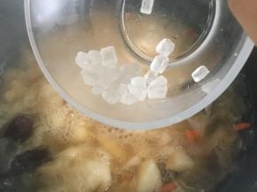 煮至雪梨软糯后，加入冰糖