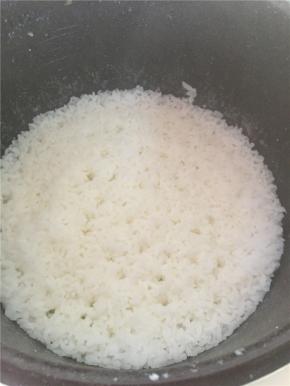准备大米，洗干净，放入电饭煲，蒸熟