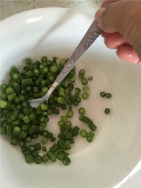 将蒜苔洗干净切碎，成丁