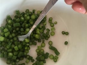 将蒜苔洗干净切碎，成丁