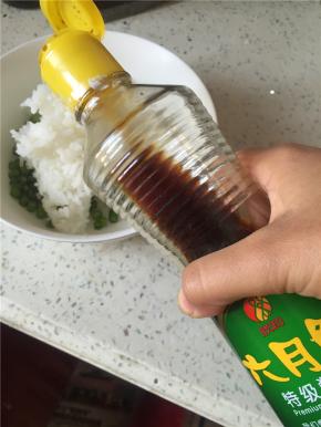 将烧好的米饭拌入