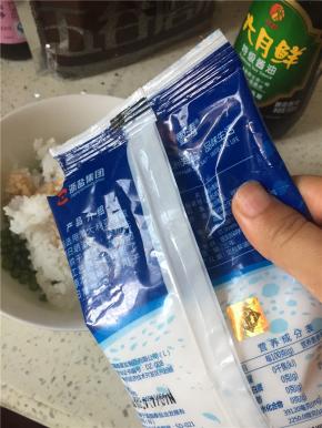 依次倒入少量橄榄油，鲜酱油、醋和少许盐