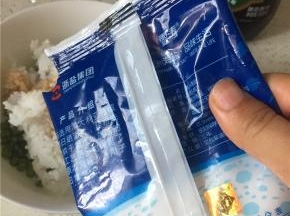 依次倒入少量橄榄油，鲜酱油、醋和少许盐