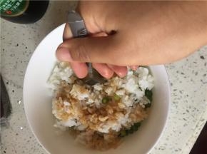 将米饭和调料拌匀