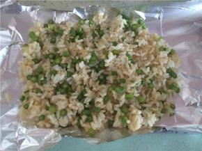 在烤盘上铺上锡纸，将饭放入锡纸中，然后包起来