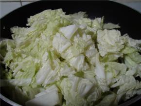 白菜洗净，切段。