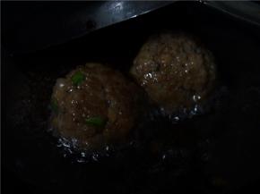 将肉馅用手沾油团成圆球，入锅煎成形，不散就捞出