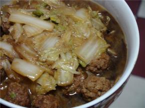 将白菜入锅，炒出白菜汁，加入丸子，收汤，关火