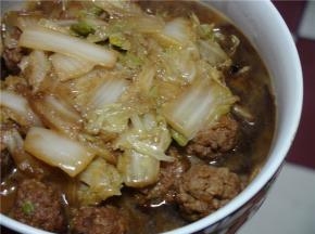 将白菜入锅，炒出白菜汁，加入丸子，收汤，关火
