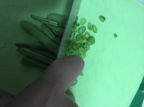 准备好豆角、香菇、胡萝卜洗干净，分别都切成末