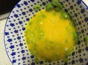 将三个鸡蛋分别打好，第一份加入豆角末，加入料酒和盐拌匀